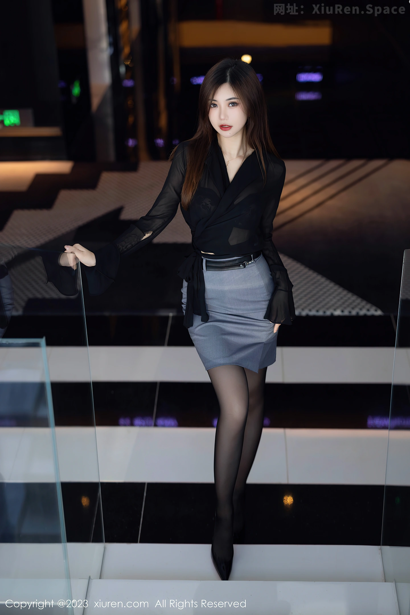 图片[4]-[XiuRen秀人网]2023.05.19 VOL.6770 绮里嘉ula 灰色短裙与黑色蕾丝内衣加黑丝美腿性感私房写真集-秀人网官方网站